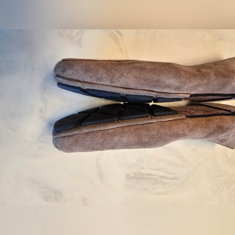 Tory Burch Tan Flats with Signature Logo - Picture 8 of 11
